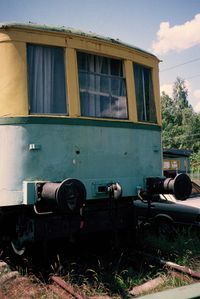 Ehemaliges Bahnbetriebswerk Ocypel (Occipel) mit ehemaligen Wagen der Danziger S-Bahn. Wagen der PKP EW 92-03s + 03d (ex. Berliner S-Bahn ET und EB 166 034), Datum: 26.06.2001, ArchivNr. 24.150